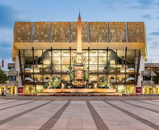 1080px-Das_Gewandhaus_und_der_Mendebrunnen_in_Leipzig_bei_Nacht.jpg