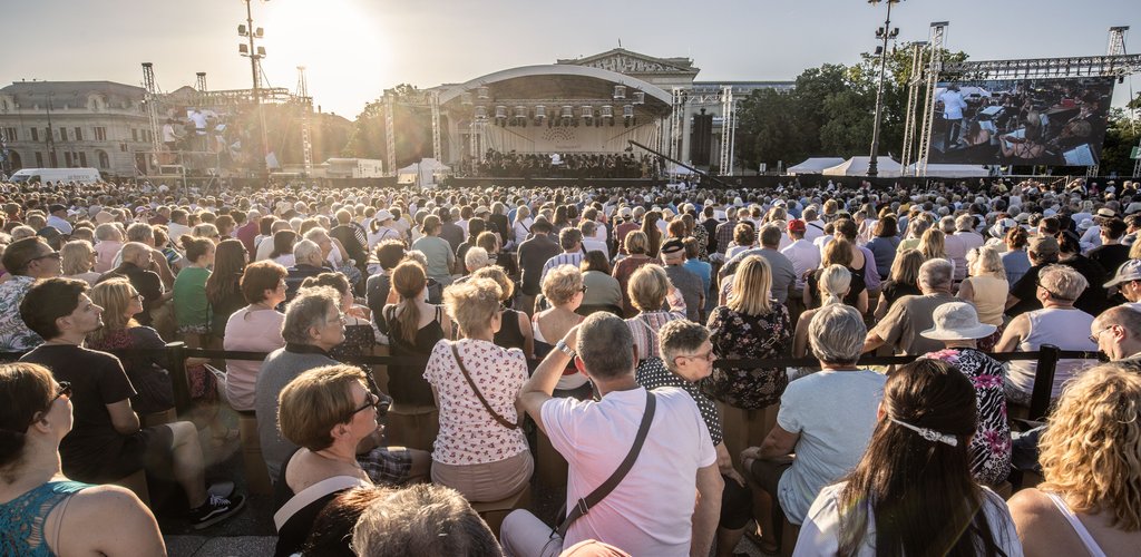An audience of seven thousand in Heroes’ Square for the BFO’s European premiere