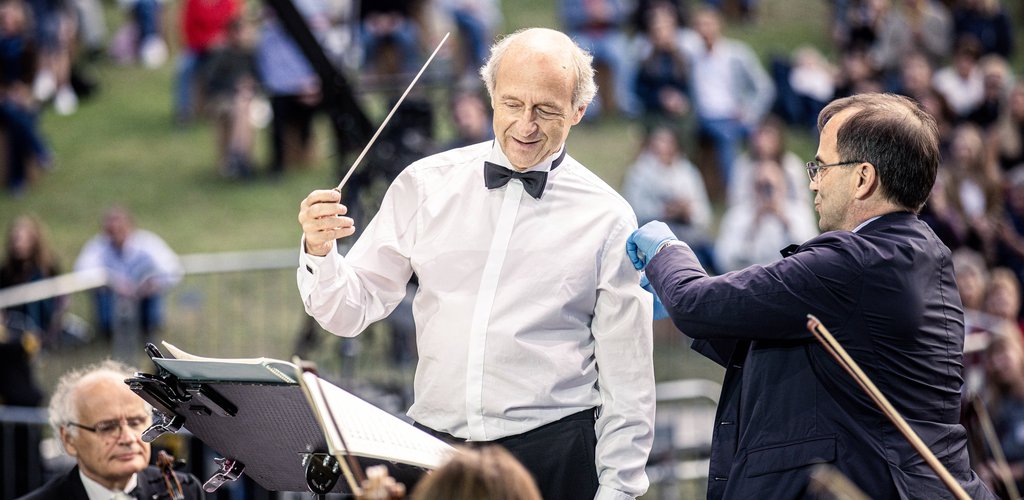 A színpadon kapta meg a harmadik oltást Fischer Iván a Fesztiválzenekar koncertjén